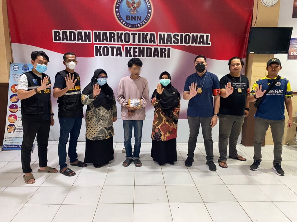 Pelaku yang menerima ganja kering diamankan di BNNK Kendari. 