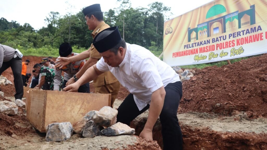 Bupati Konut, Ruksamin meletakan batu pertama pembangunan masjid.