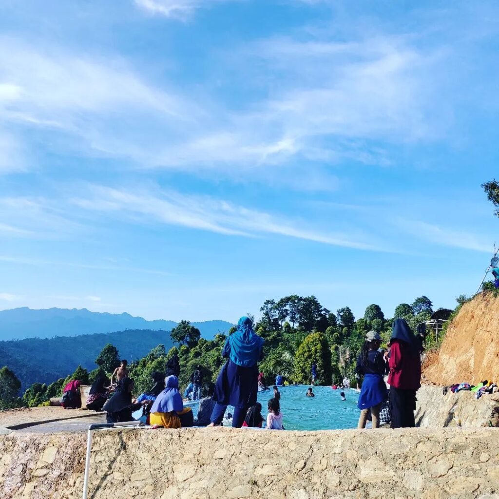 Pengunjung yang menikmati fasilitas kolam renang di Puncak Ulurina.