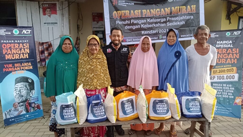 Branch Manager ACT Cabang Kendari, Budi Hartono saat melakukan program operasi pangan murah ACT 2021 lalu.