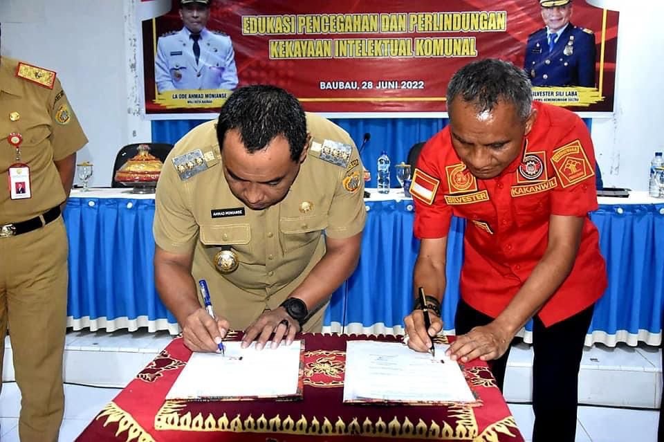 Wali Kota Baubau, La Ode Ahmad Monianse menandatangani Nota Kesepahaman (MoU) dengan Kepala Kantor Wilayah Kementerian Hukum dan Hak Asasi Manusia (Kemenkumham) Provinsi Sulawesi Tenggara (Sultra), Silvester Sili Laba. 
