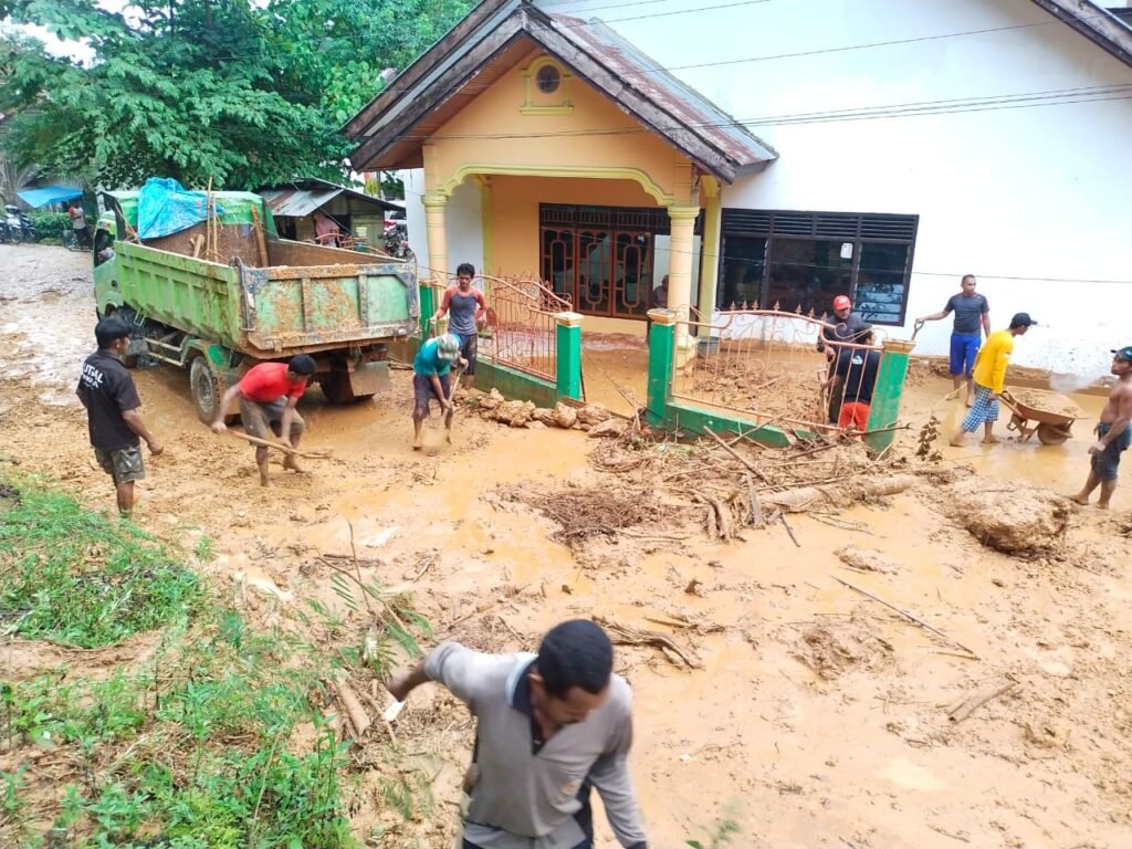 Sejumlah warga Kelurahan Mandonga, Kecamatan Mandonga, Kota Kendari melakukan pembersihan lumpur untuk pembukaan akses jalan.