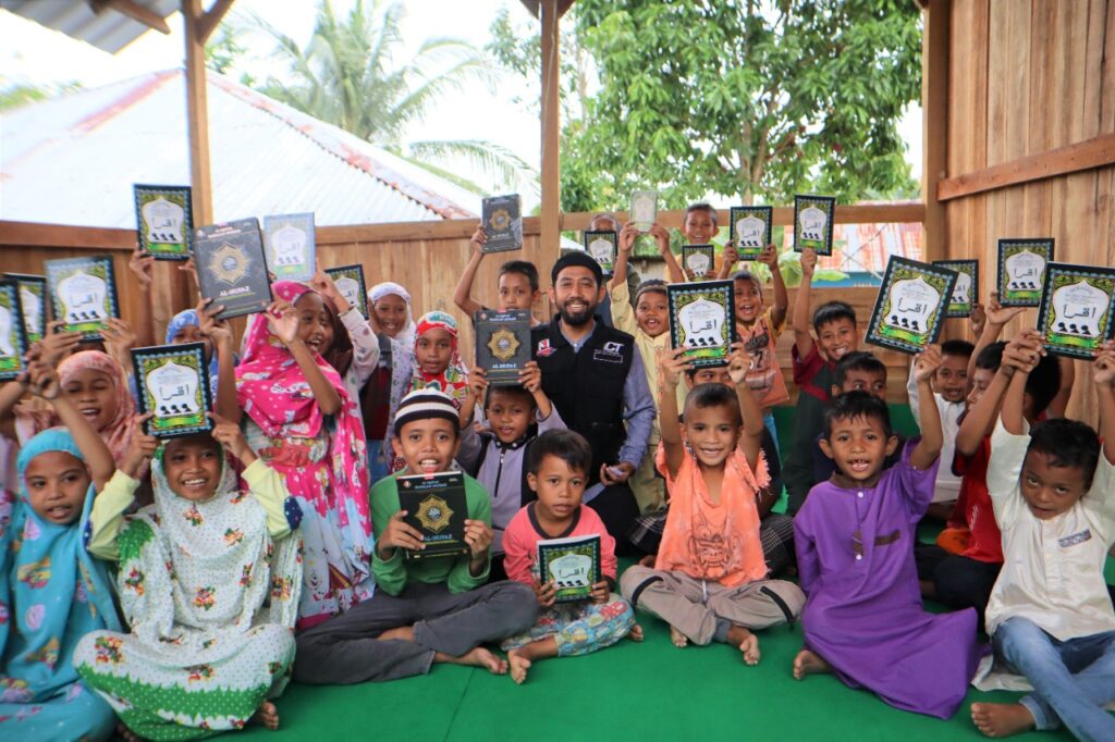 Branch Manager ACT Cabang Kendari, Budi Hartono saat melakukan program distribusi wakaf Al-Qur'an dan Iqra.