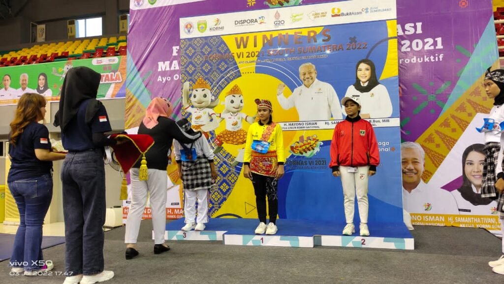 Aulia Nanda Lestari saat dikalungkan medali perak karena meraih juara 3 pada cabang lomba senam PORPI.