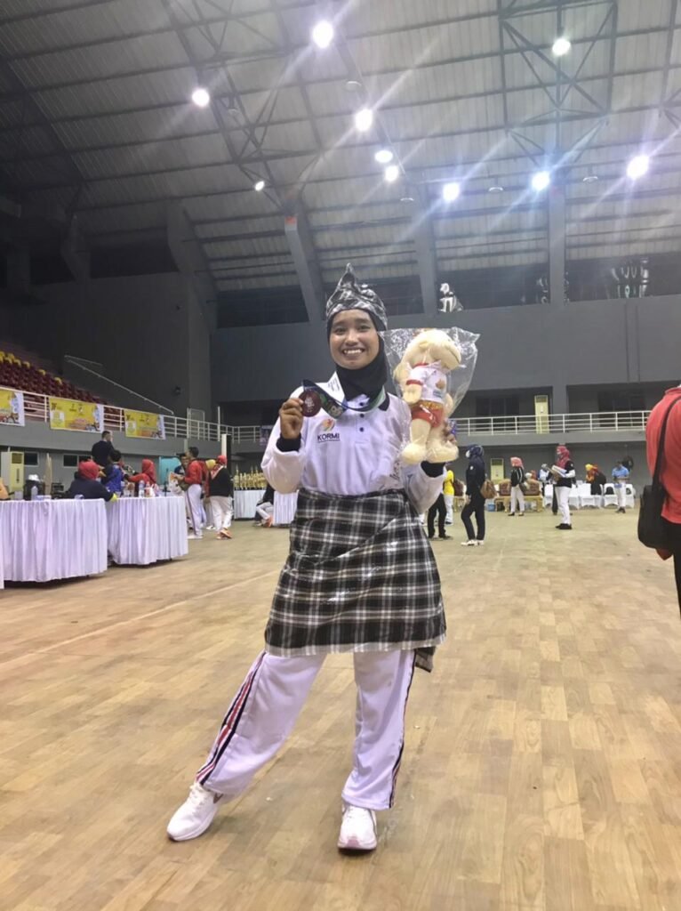 Aulia Nanda Lestari peraih juara 3 pada ajang Fornas VI 2021 di Palembang.