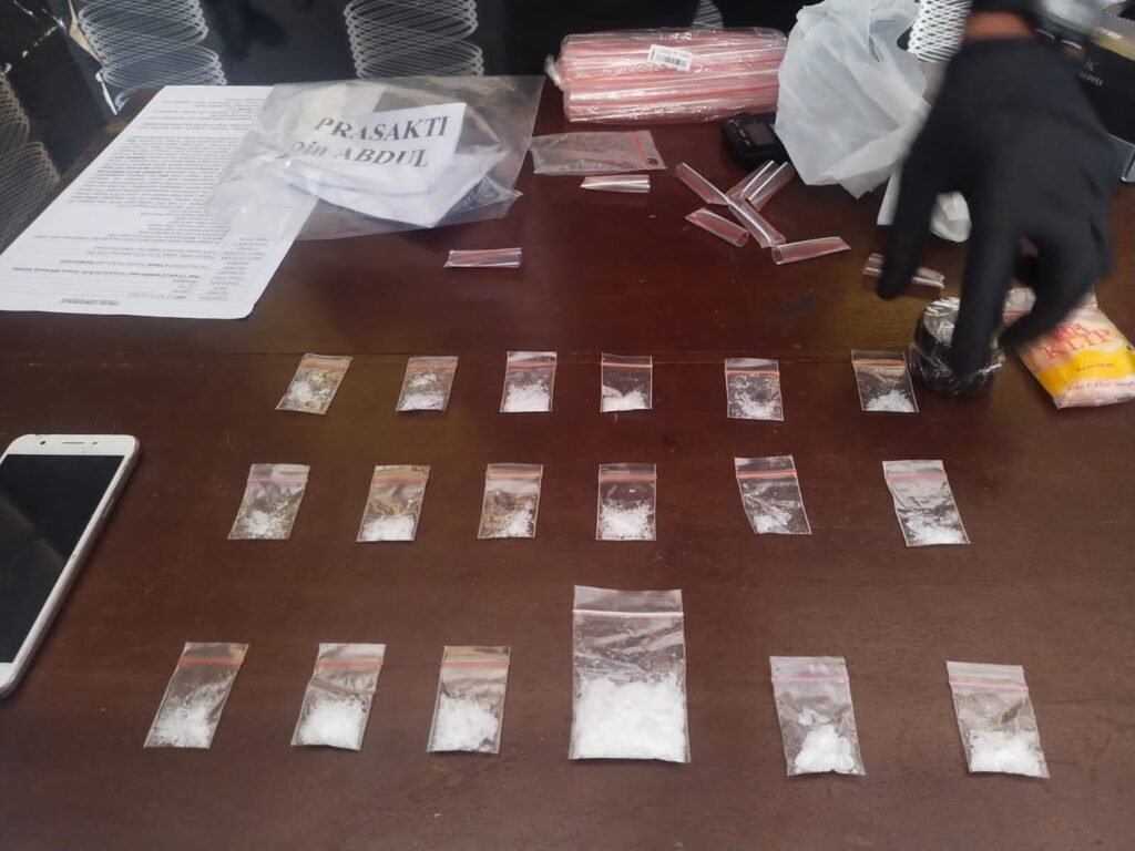 18 paket sabu-sabu yang diamankan dari tangan pelaku. 