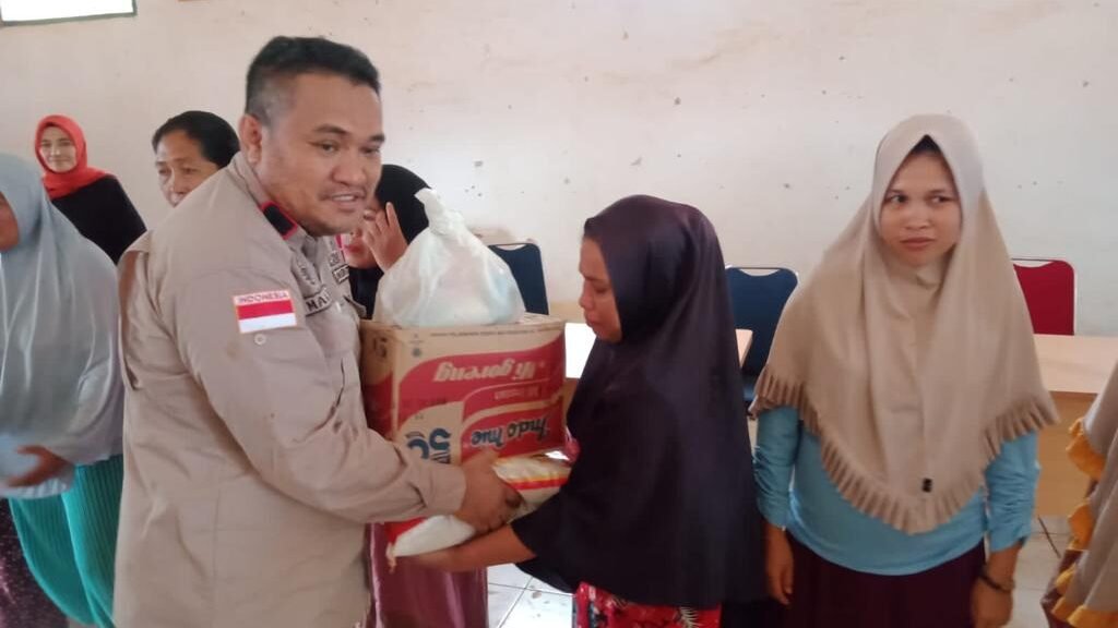 Pemberian bantuan oleh DPRD Konut dan Pemkab Konut, kepada masyarakat terdampak banjir bandang Desa Boenaga, Kecamatan Lasolo Kepulauan.