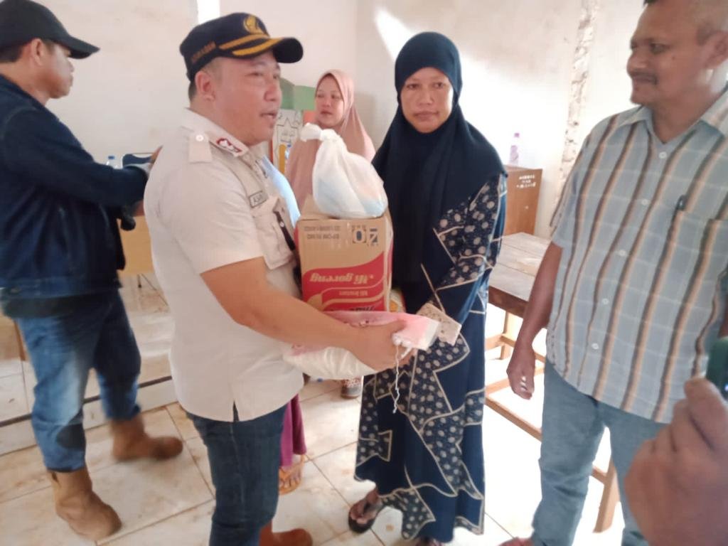 Pemberian bantuan oleh DPRD Konut dan Pemkab Konut, kepada masyarakat terdampak banjir bandang Desa Boenaga, Kecamatan Lasolo Kepulauan.