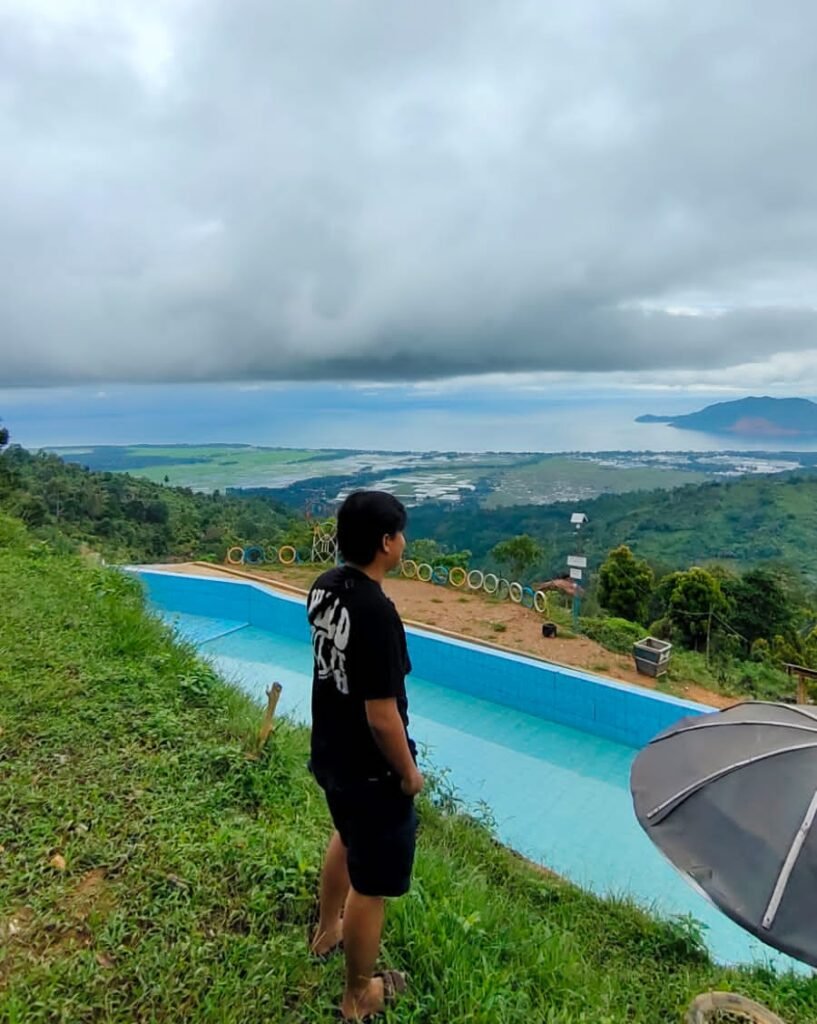 Pengunjung yang menikmati pemadangan di Puncak Ulurina. 