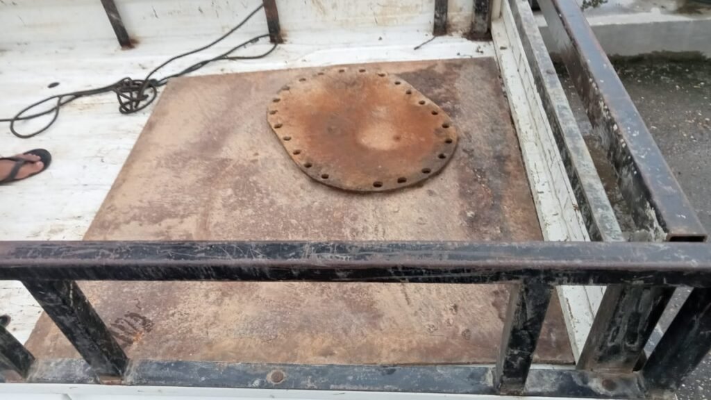 Barang bukti besi plat dan manhole kapal tongkang yang diamankan polisi.