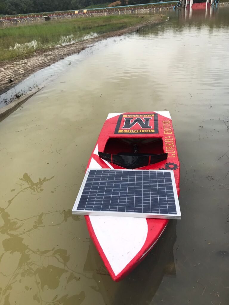 Kapal listrik tenaga surya buatan mahasiswa angkatan 2018 D3 Teknik Mesin PPV UHO yang diuji coba di kolam Retensi Boulevard.