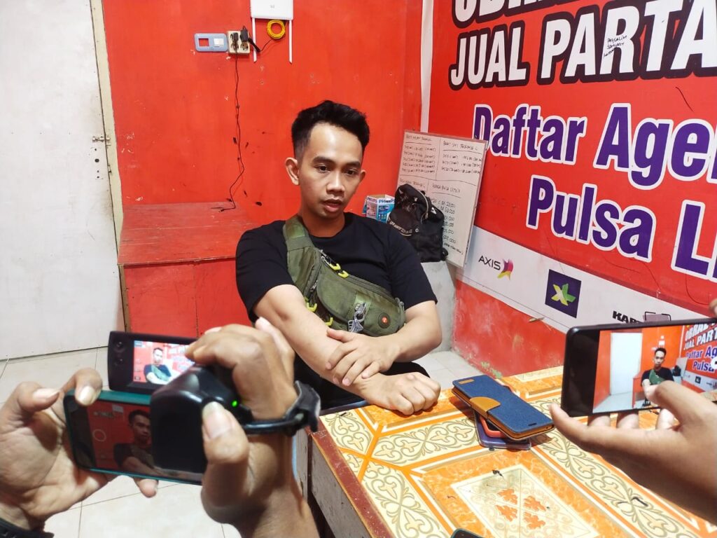Pemilik konter handphone, Andi Muhammad Wirawan saat ditemui awak media. Foto: Ferito Julyadi/Kendariinfo.