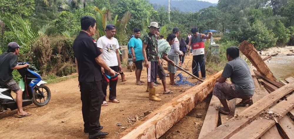 Wakil Bupati Konut, Abuhaera meninjau perbaikan jembatan di Kecamatan Molawe.