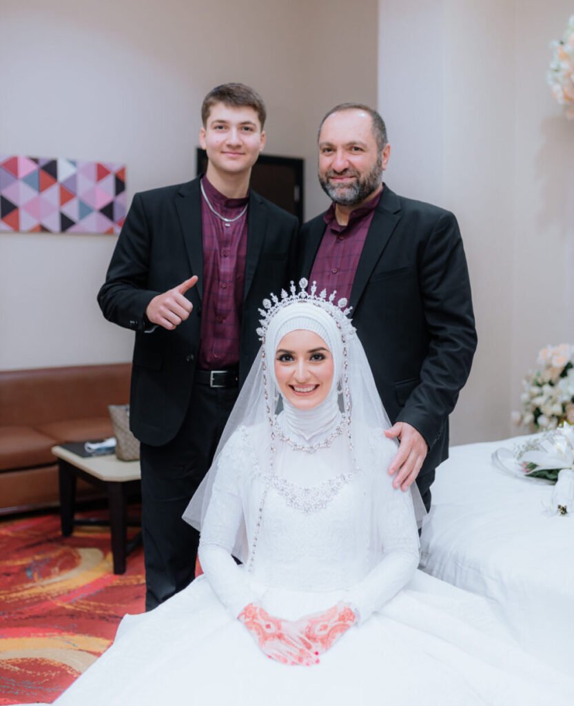 Betul Turkan Merve Uyar (tengah) bersama ayahnya Mehmet Turkan Uyar (kanan), dan adiknya Muhammad Hussein Uyar.