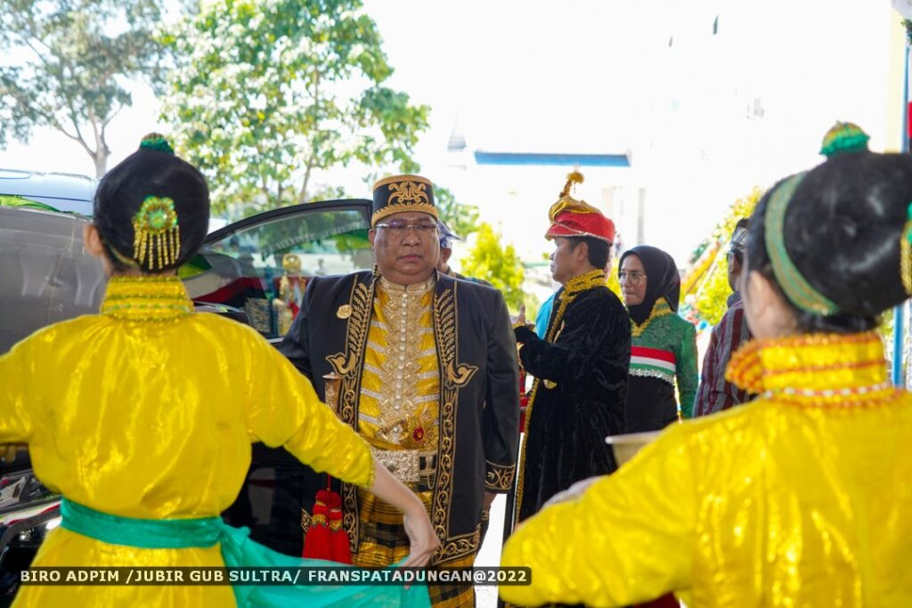 Gubernur Sulawesi Tenggara, Ali Mazi menghadiri acara Pakande-kandea dalam peringatan HUT ke-63 Kabupaten Buton.