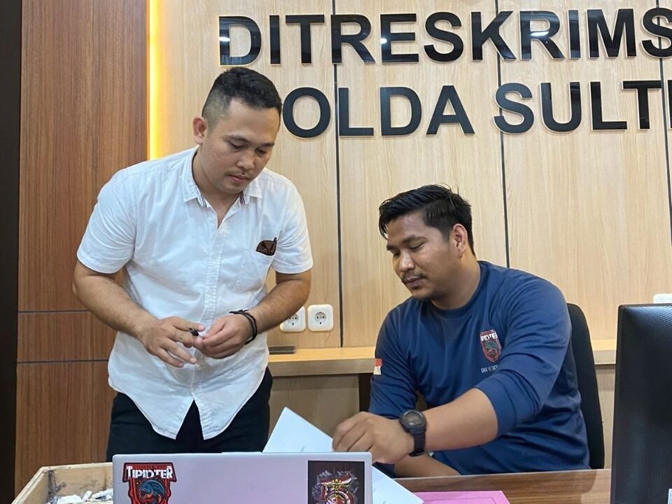 Kuasa hukum korban penipuan investasi bodong, Yedi Kusnadi (kiri) saat melaporkan Advance Global Technology (AGT) ke Polda Sultra.