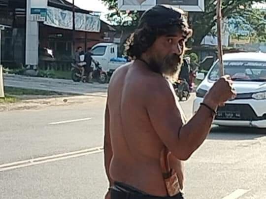 Pria diduga ODGJ berkeliling sambil membawa sajam di jalanan sekitar Kecamatan Wawotobi, Kabupaten Konawe.