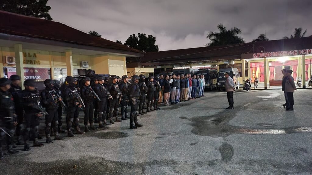 Kapolresta Kendari, Kombes Pol. Muhammad Eka Fathurrahman memimpin apel gabungan pelaksanaan patroli di wilayah Kota Kendari.