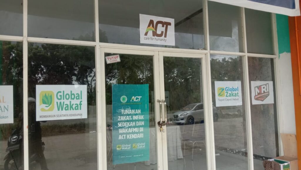 Pintu Kantor ACT Cabang Kendari dirantai dan digembok.
