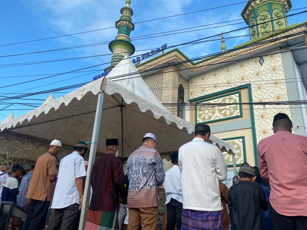 Masyarakat melaksanakan salat Idulfitri 1443 H di Masjid Jami Al Falah, Kelurahan Lepolepo, Kecamatan Baruga. 