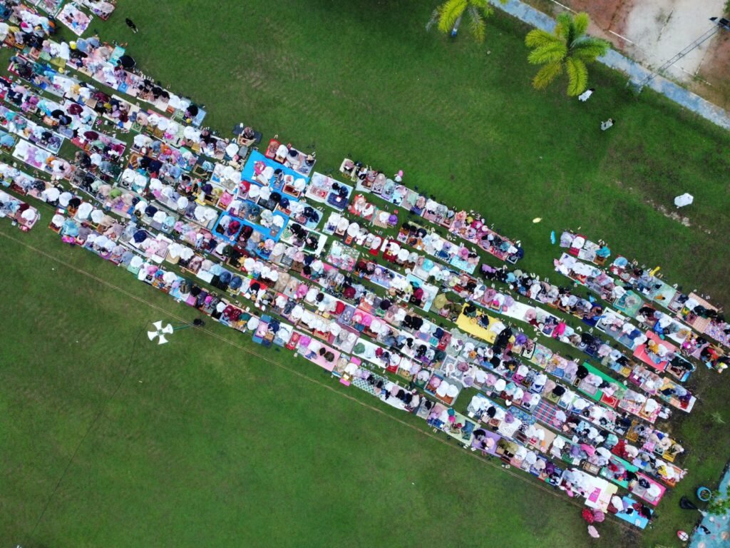 Jemaah muslimat melaksanakan rangkaian ibadah salat Id di Kompleks Angkatan Laut Kendari.