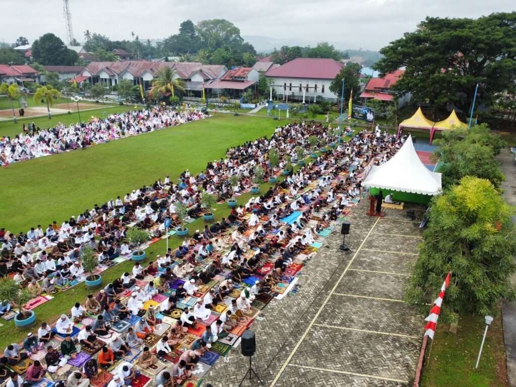 Jemaah muslimat melaksanakan rangkaian ibadah salat Id di Kompleks Angkatan Laut Kendari.