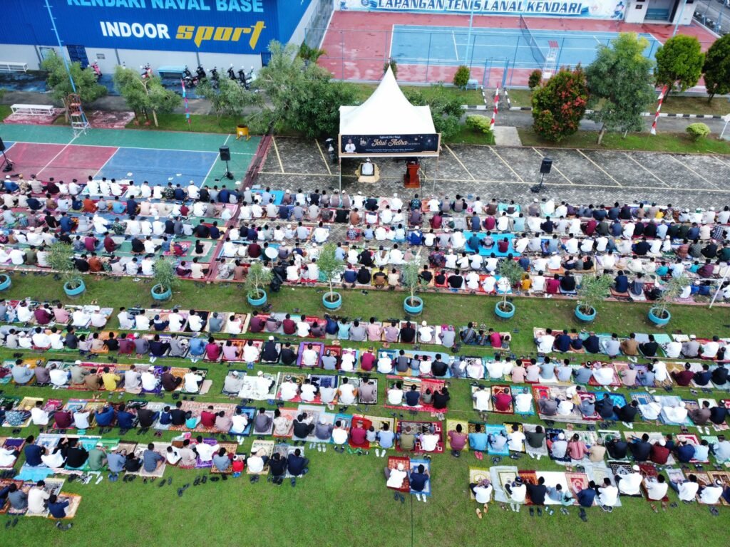 Jemaah muslimin melaksanakan rangkaian ibadah salat Id di Kompleks Angkatan Laut Kendari.