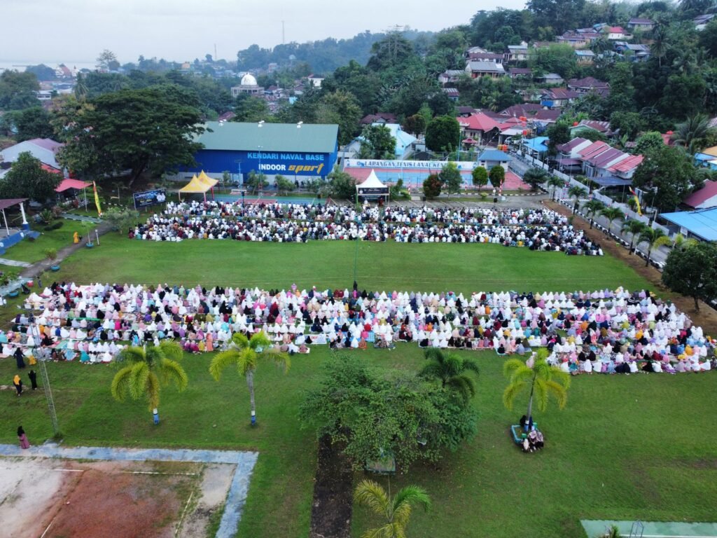 Umat muslim melaksanakan rangkaian ibadah salat Id di Kompleks Angkatan Laut Kendari.