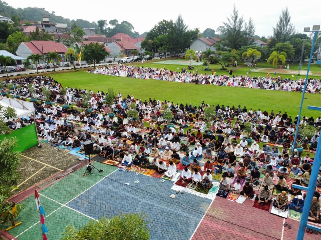 Jemaah muslimin melaksanakan rangkaian ibadah salat Id di Kompleks Angkatan Laut Kendari.