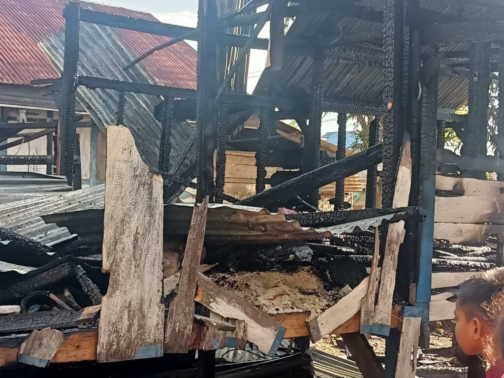 Kondisi rumah semi permanen di RT 004/RW 001 Kelurahan Kalialia, Kota Baubau, Sulawesi Tenggara (Sultra) usai ludes dilahap si jago merah.