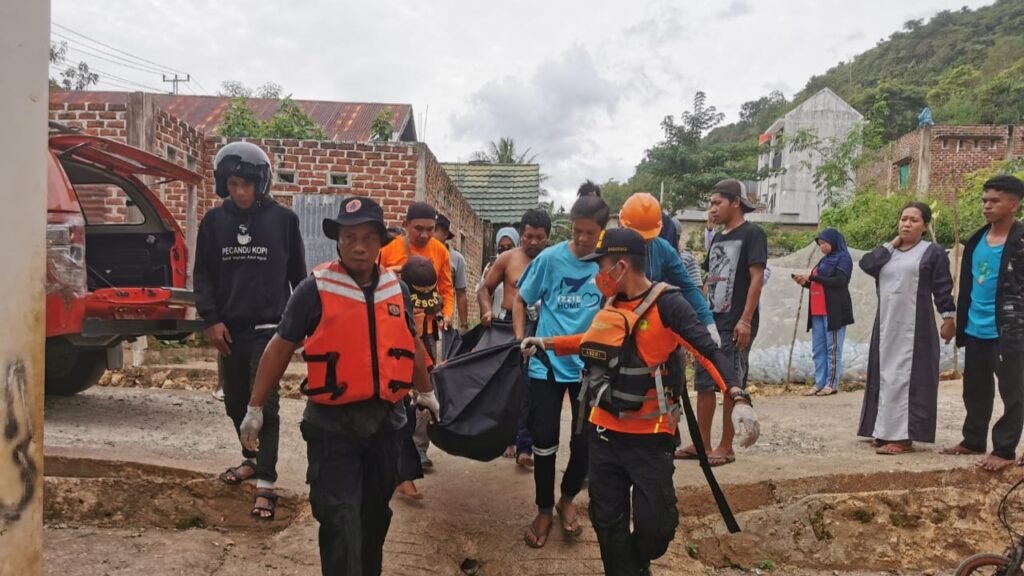 Tim SAR mengevakuasi korban hilang di Sungai Liabuku Kecamatan Bungi.