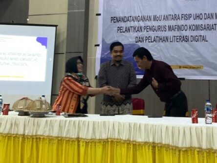 Chairman of Mafindo, Septiaji Eko Nugroho bersalaman dengan Koordinator Mafindo Kendari, Jumrana. Foto: Mafindo Kendari. (13/7/2022).