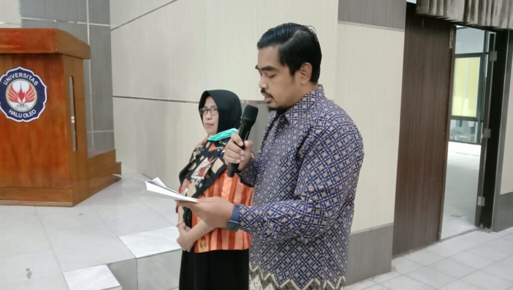 Chairman of Mafindo, Septiaji Eko Nugroho bersama Koordinator Mafindo Kendari, Jumrana. Foto: Kendariinfo/Wira Muhammad Rafli. (13/7/2022).