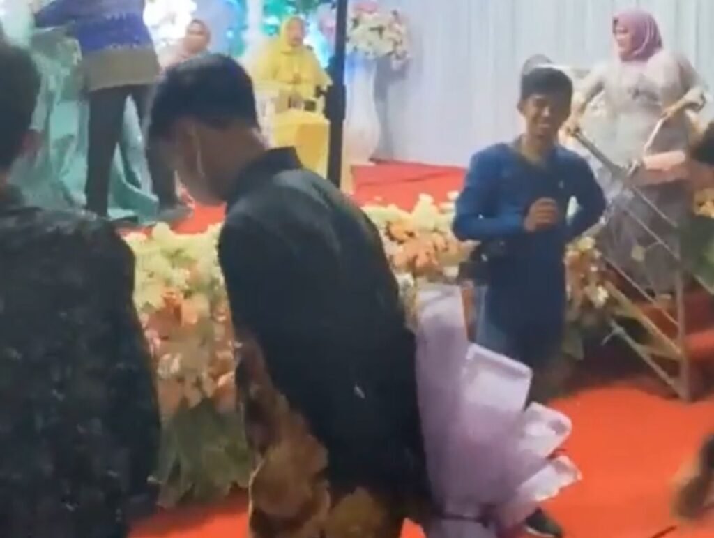 Pria di Kolaka Timur (Koltim) datangi pacarnya yang melangsungkan pernikahan.