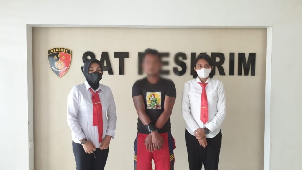 Salah seorang pelaku pencabulan berinisial LOR yang diamankan oleh Polresta Kendari.
