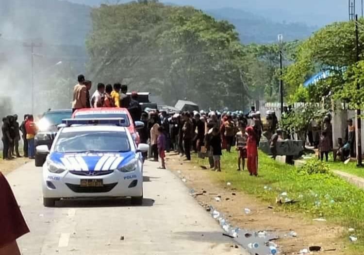 Pemilihan Wakil Bupati Kolaka Timur (Koltim) di depan Gedung Dewan Perwakilan Rakyat Daerah (DPRD) berakhir ricuh.