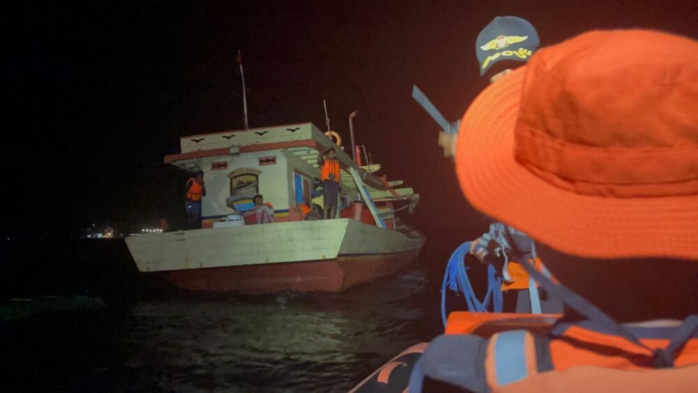 7 Nelayan Kendari yang Kapalnya Mati Mesin di Perairan Konawe Ditemukan Selamat 7 Nelayan Kendari yang Kapalnya Mati Mesin di Perairan Konawe Ditemukan Selamat