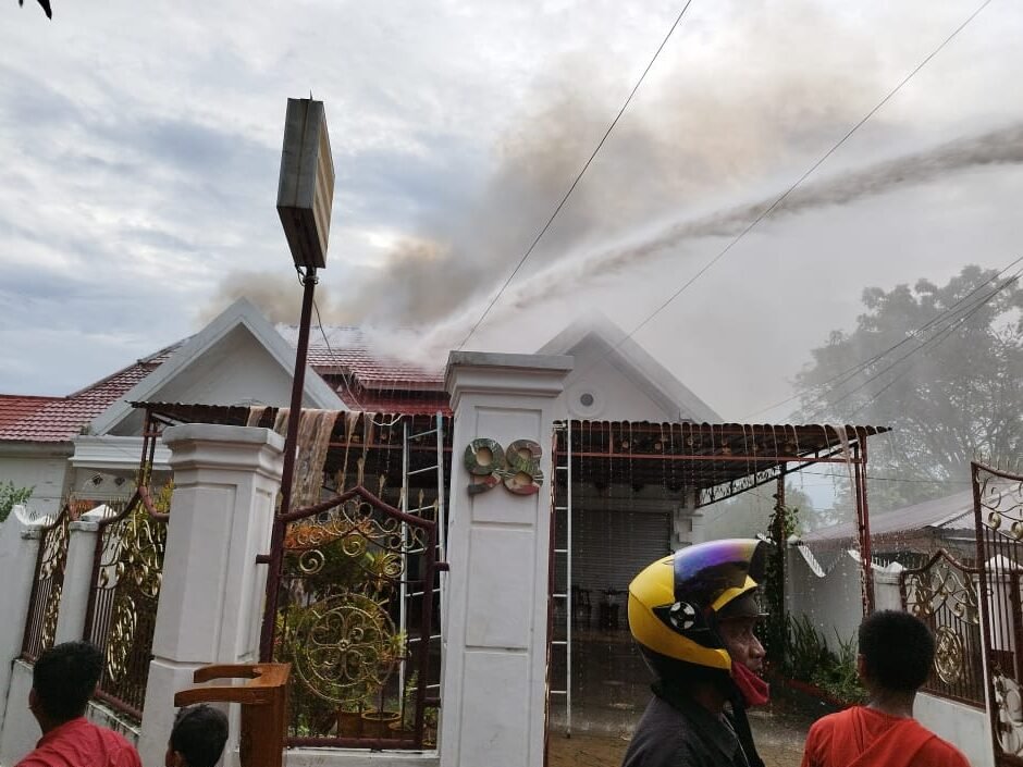 Tim Pemadam Kebakaran Pemkab Kolaka memadamkan api di depan Rumah Finalis Puteri Indonesia 2022, Arina Rezkyana Arfa.