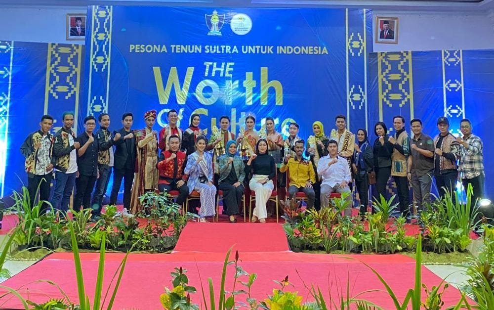 Para finalis dan penyelenggara kegiatan Pesona Tenun Sultra Untuk Indonesia.