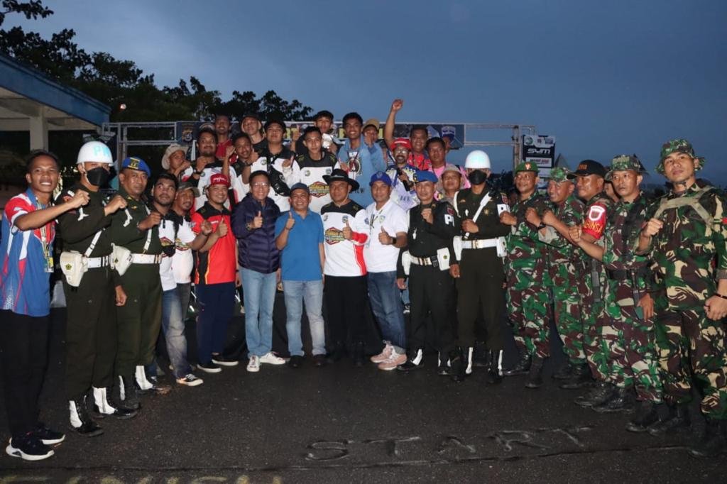 Ketua DPRD Sultra, Abdurrahman Shaleh (ARS) bersama Kapolresta Kendari, Kombes Pol Muh Eka Fathurrahman dalam kegiatan Bhayangkara Cup Road Race Championship 2022.