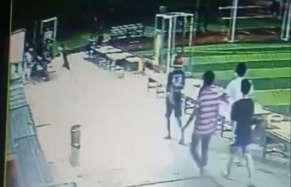 Detik-detik pengeroyokan kepada korban Muhammad Fachry Maassy di lapangan Futsal Metro.