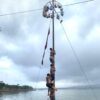 Ratusan Warga Ikuti Lomba Panjat Pinang di Kendari Beach