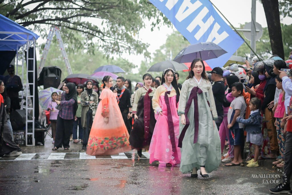 Street fashion dalam acara Raha Fashion Week yang digelar di Jalan By-pass Kota Raha, Kabupaten Muna.