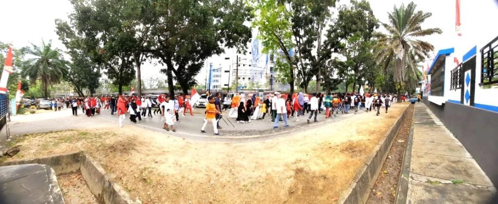 Ribuan warga Kota Kendari mengikuti jalan sehat yang diselenggarakan oleh DPW PKS Sultra.