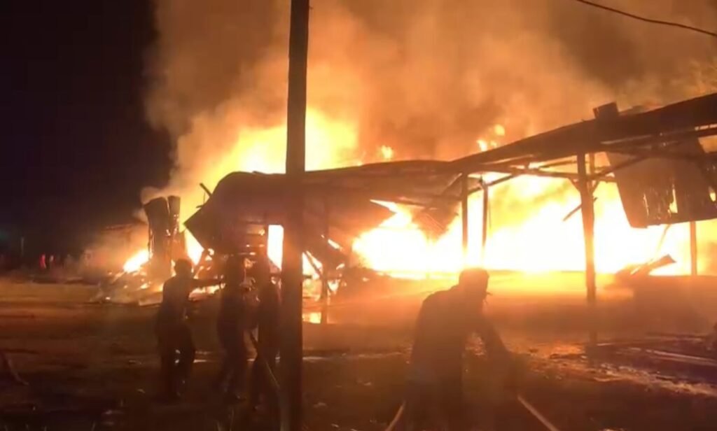 Sebuah gudang kopra di Jalan D.I Panjaitan, Kelurahan Wundudopi, Kecamatan Baruga, Kota Kendari, Sulawesi Tenggara (Sultra) hangus terbakar.