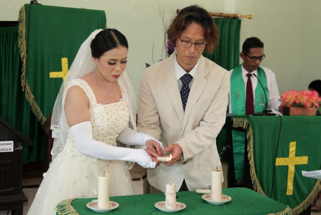 Suliati dan Shin Jungkeun (40) melangsungkan pernikahan di Gereja Gepsultra Jemaat Tridana Mulya, Desa Morini Mulya, Kecamatan Landono, Kabupaten Konawe Selatan (Konsel).