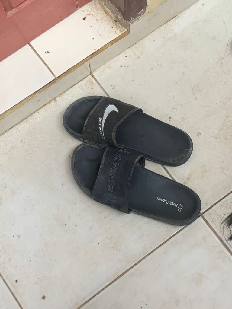 Sendal terduga pelaku tertinggal di depan indekos korban yang diintip di Kelurahan Anduonohu.