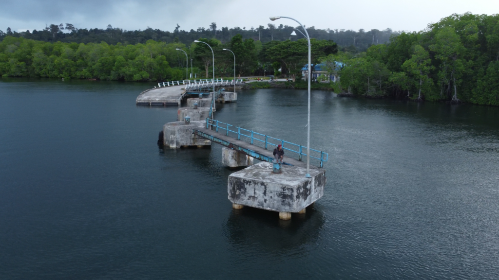 Untuk berpindah ke daerah lain, Arisandy dan Ardianto kadang menggunakan transportasi kapal laut.
