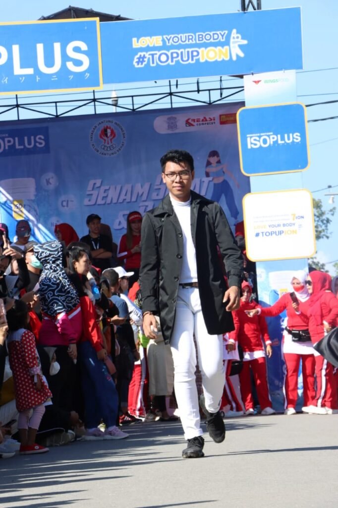 Penampilan fesyen dari peserta kegiatan Kendari Fashion Cross Road.