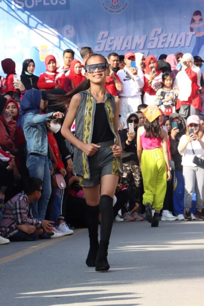 Penampilan fesyen dari peserta kegiatan Kendari Fashion Cross Road.